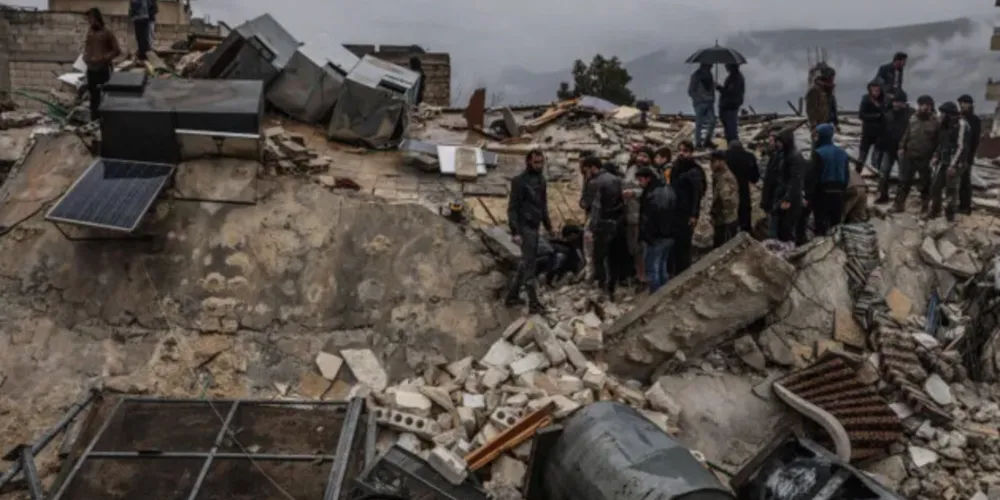 O número total de mortos na Turquia é de 1.498, de acordo com a AFAD. O número total de mortos na Síria é de 820.