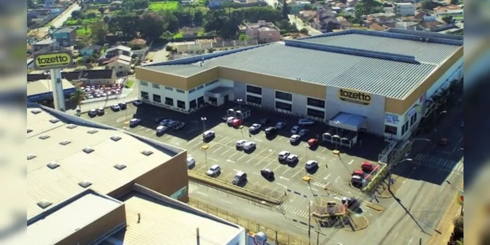 Mercados abrirão em horário de domingo nesta terça-feira, até às 20 horas