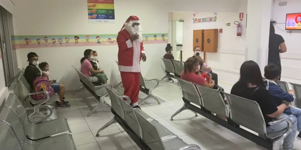 Papai Noel esteve visitando as Unidades de Pronto Atendimento de Ponta Grossa