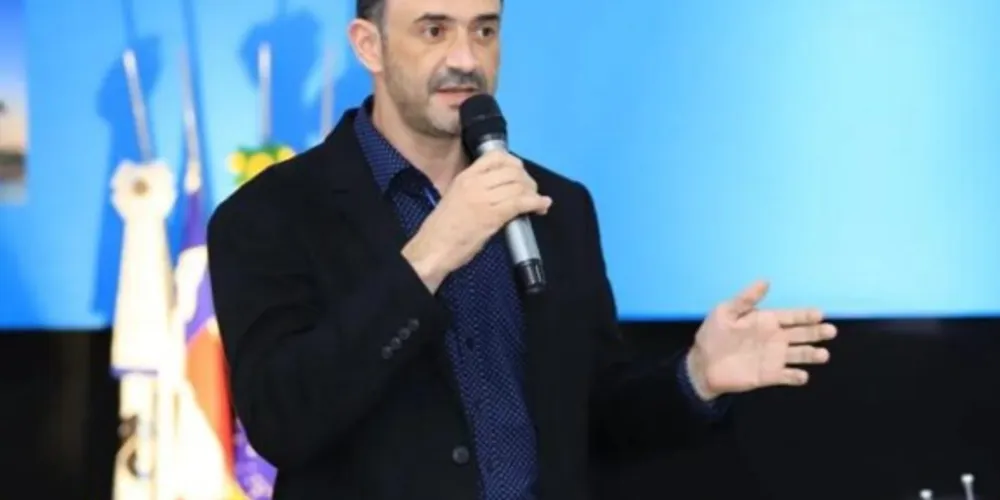 Sugestão de legenda:  Claudemir Marcos Prattes: "Uma das preocupações do Crea-PR é disponibilizar cursos atuais que atendam às demandas do mercado"