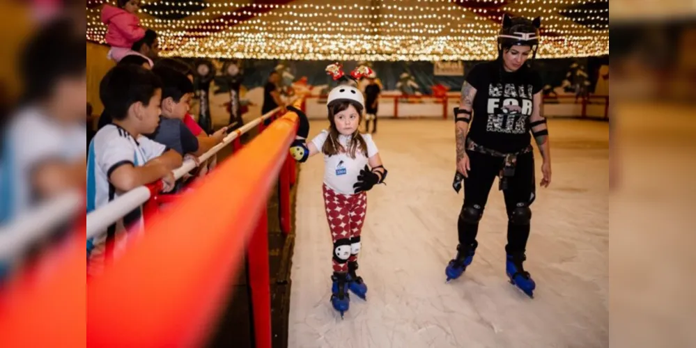 Durante todos os dias, a Pista segue com alta demanda de crianças e adultos para patinar.