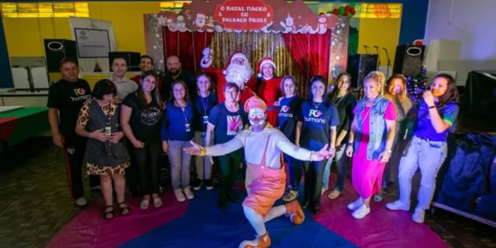“O Natal Mágico do Picolé” é um espetáculo infantil com temática natalina, misturando a alegria do circo com a magia do Natal, envolvendo crianças e adultos com a ludicidade e inocência dos personagens