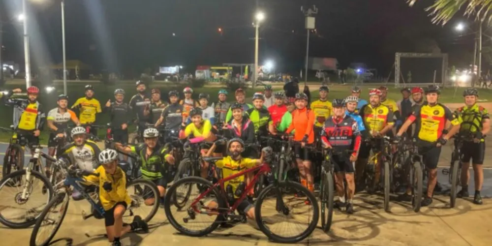 Ciclistas se reuniram para entregar o presente e realizaram pedal noturno