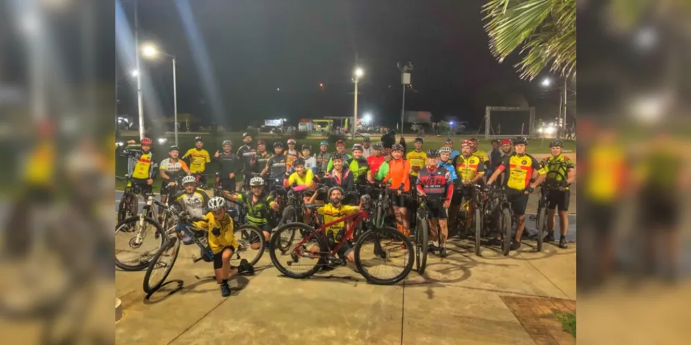 Ciclistas se reuniram para entregar o presente e realizaram pedal noturno