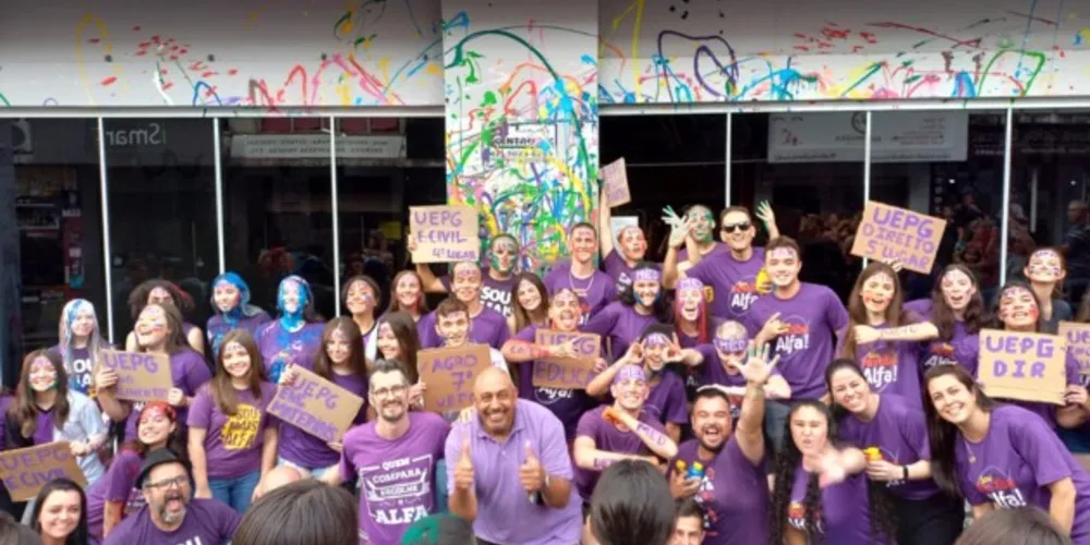 Estudantes tomaram o tradicional banho de tinta para comemorar as aprovações