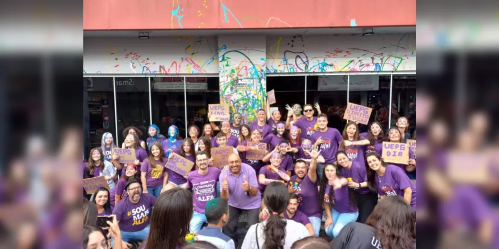 Estudantes tomaram o tradicional banho de tinta para comemorar as aprovações