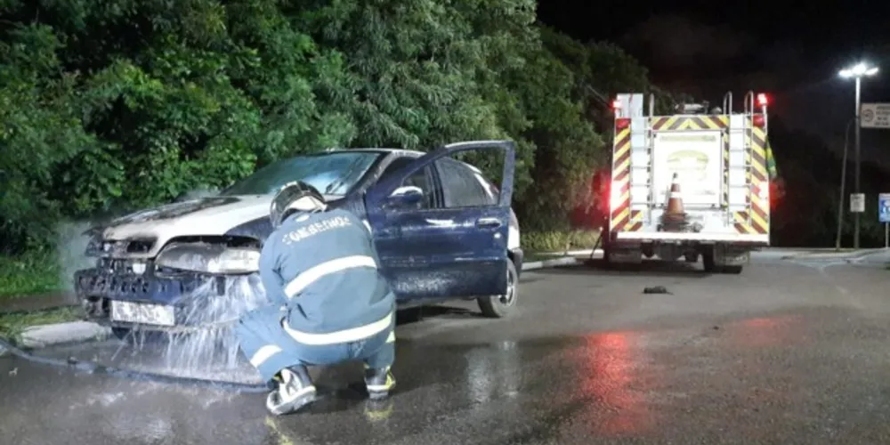 O fogo foi contido por populares pouco antes da chegada dos bombeiros.
