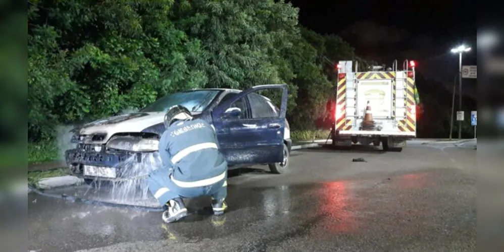 O fogo foi contido por populares pouco antes da chegada dos bombeiros.