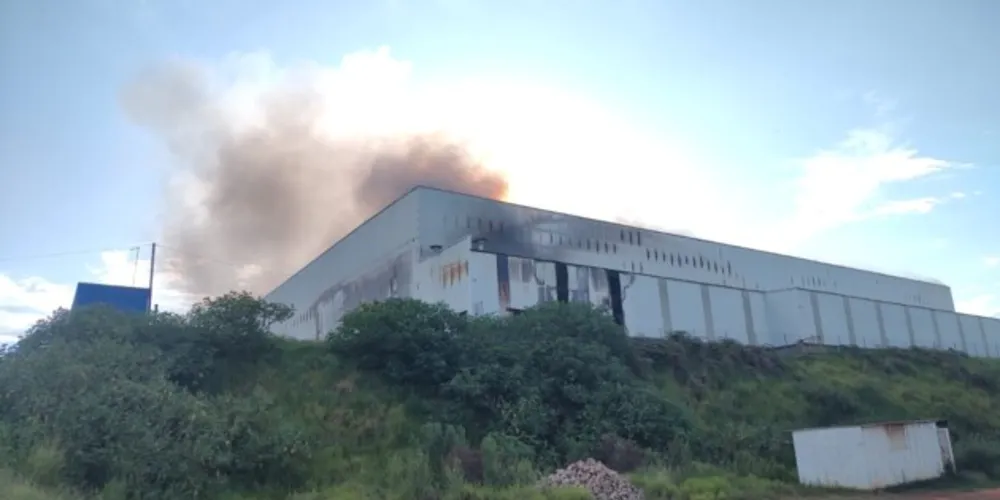 Incêndio atingiu a fábrica da Braslar nesta segunda-feira (26)