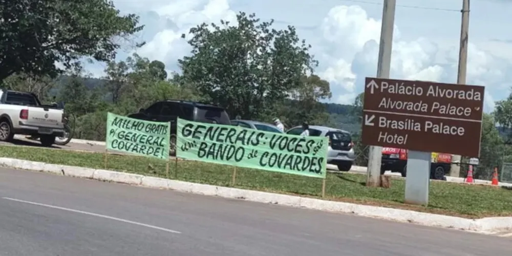 Faixas tem ataques diretos aos generais do Exército
