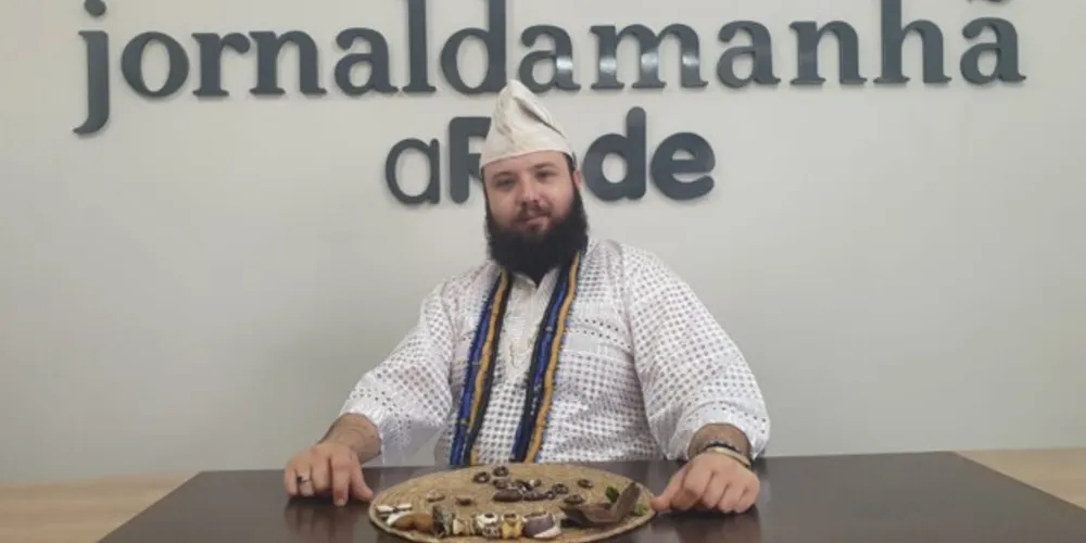 Babalorixá Hallison Mocelin, é Sacerdote do Ilê Axé Ogum Goolú