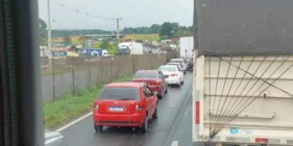 Por volta das 15h30, pontos de lentidão foram registrados no km 490