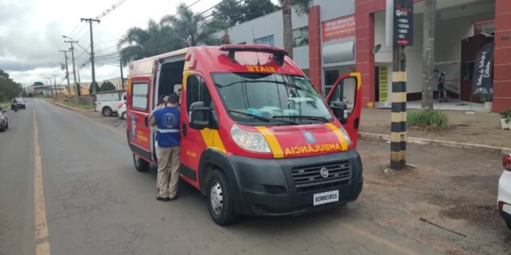 Colisão registrada na Avenida Carlos Cavalcanti, em Uvaranas, também envolveu um veículo Fiat Argo