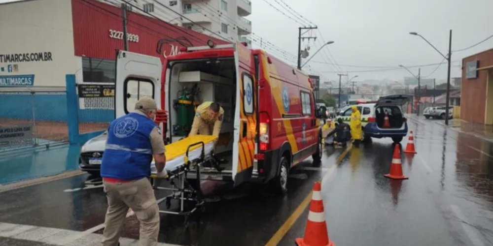 Mulher é atropelada em bairro de Ponta Grossa
