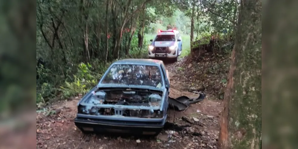 Carro foi encontrado por uma equipe da Guarda Municipal já bastante 'depenado'.