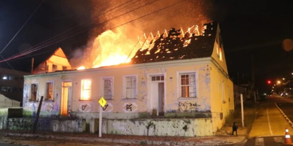 Imóvel foi consumido pelas chamas na madrugada deste domingo em Ponta Grossa