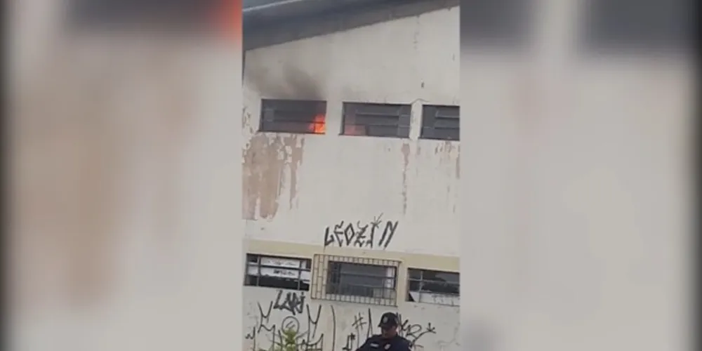 Um vídeo que circula nas redes sociais mostra a intensidade do fogo por uma janela