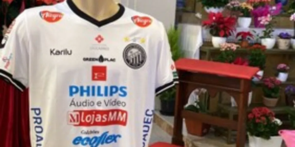 Camisa que seria o modelo dois, inteiro branco, ficou exposto no altar da Igreja São José