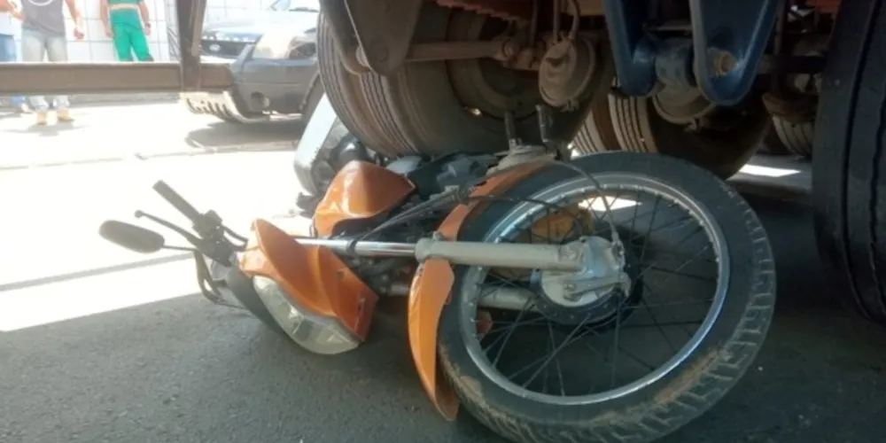 Vídeo registrado por câmeras de segurança mostra o momento exato da colisão