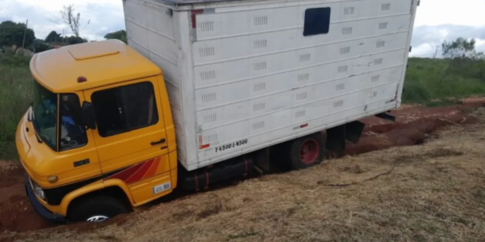 Caminhão fica preso em buraco, na Vila San Martin