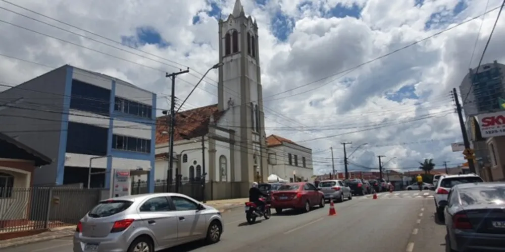 Até às 21h os veículos como carro, caminhão e ônibus podem receber a bênção dos Freis Capuchinhos