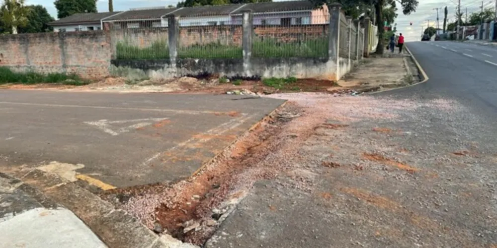 Sanepar realiza obra, abre valeta e não pavimenta após a obra