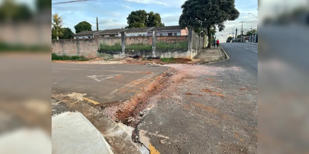Sanepar realiza obra, abre valeta e não pavimenta após a obra