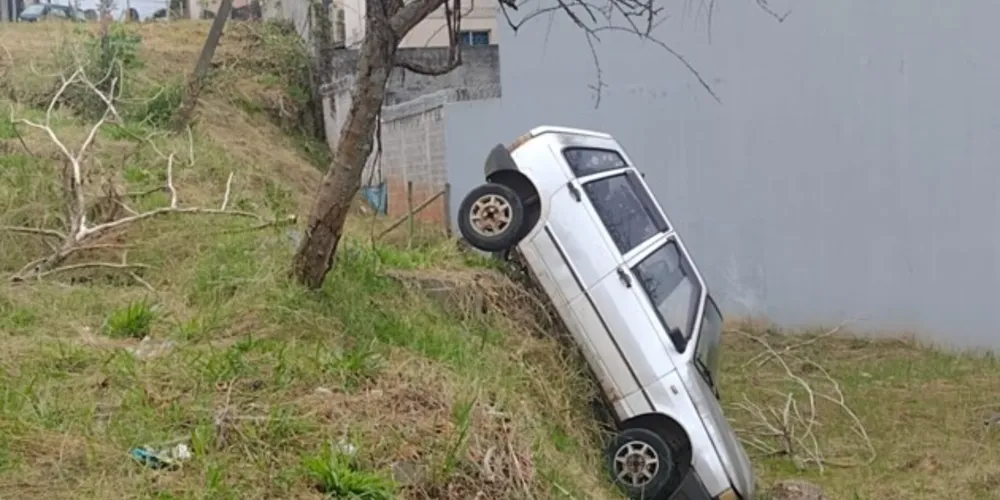 Veículo, um Fiat Uno, está abandonado em um terreno baldio entre as ruas Tiradentes e Afonso Celso