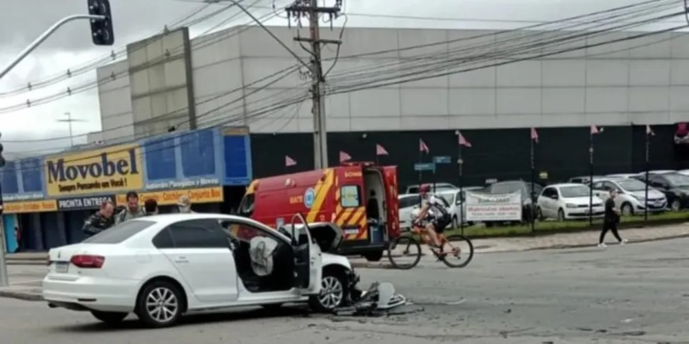 Acidente na região central de Curitiba (foto) foi um dos vários causados pelo motorista