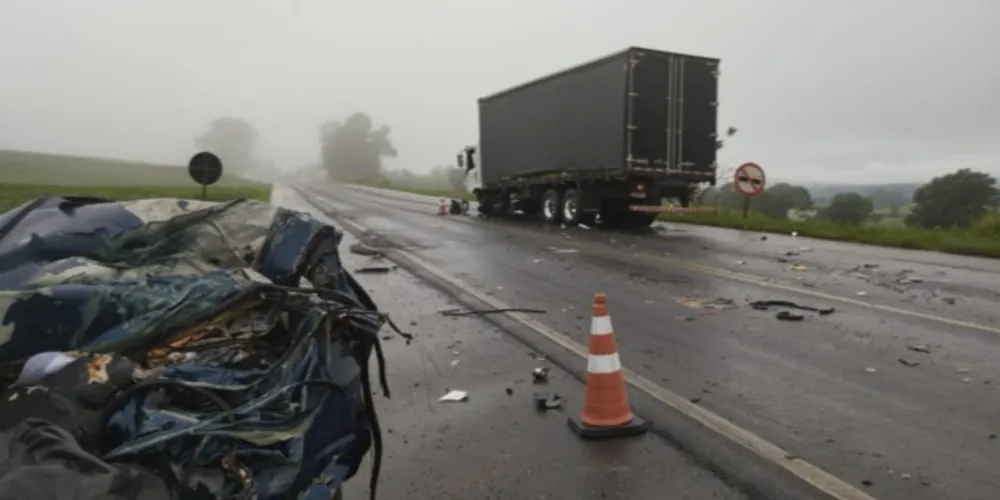 Acidente fatal entre um Chevrolet Celta e um caminhão Volkswagen 24280 foi na madrugada deste sábado