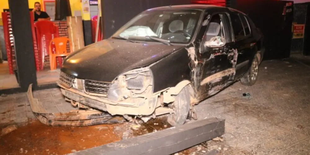 Após a batida, o motorista do Clio acabou colidindo o veículo na fachada de um bar