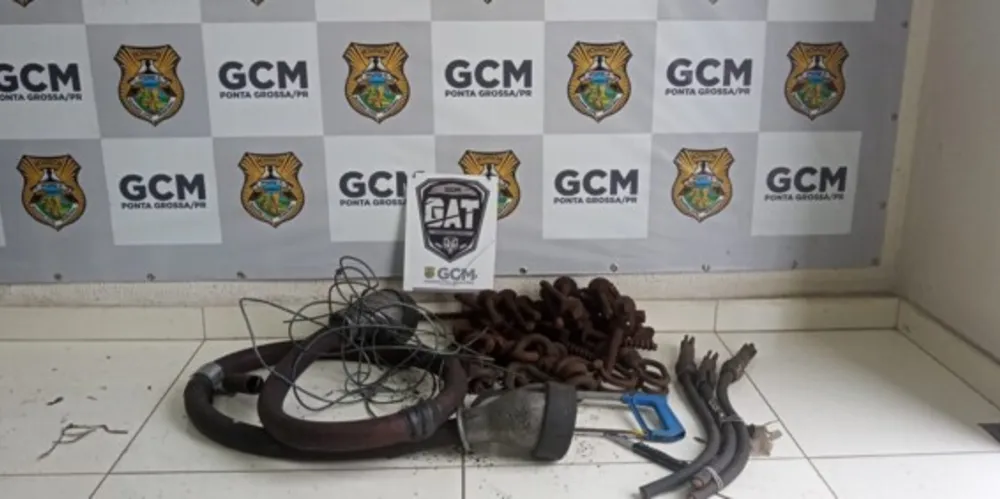 Dois homens foram flagrados cometendo o furto; um foi preso