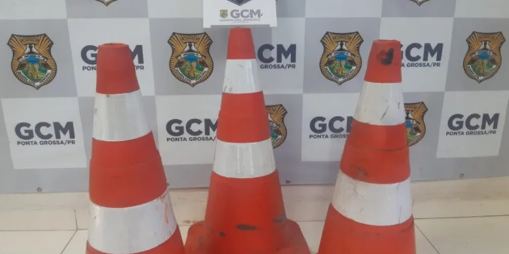 Cones estavam sinalizando um buraco na calçada