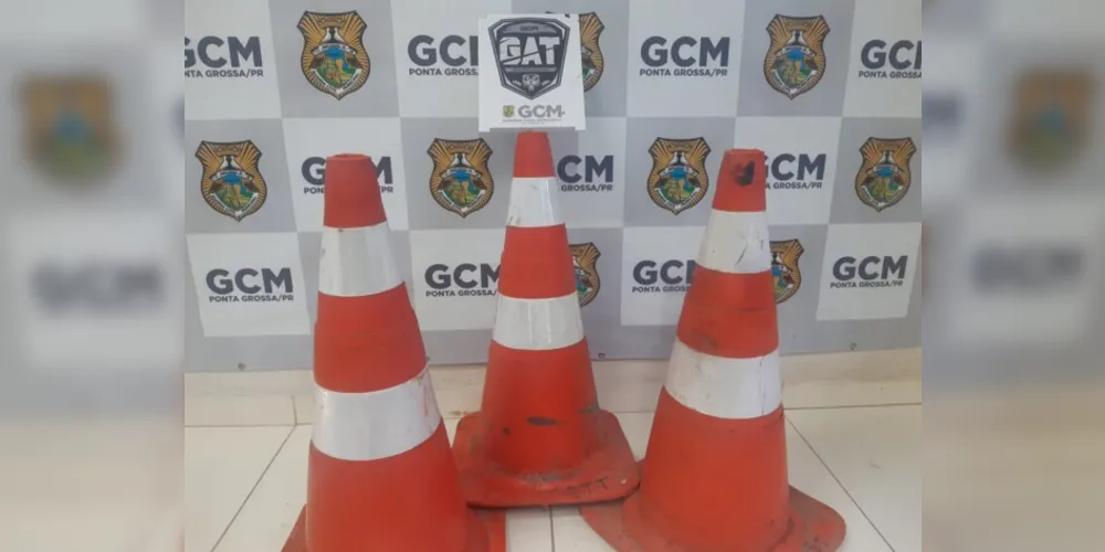 Cones estavam sinalizando um buraco na calçada