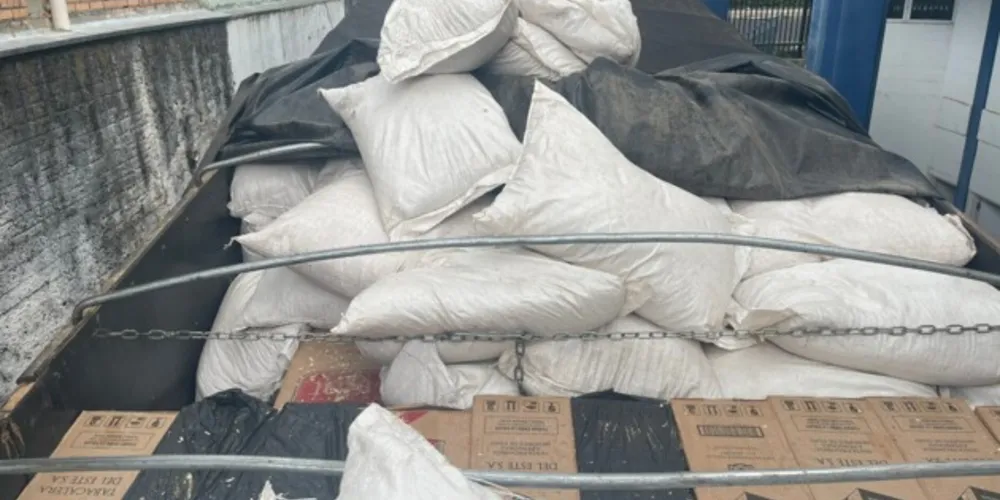 Cigarros estavam embaixo de uma carga de maravalha