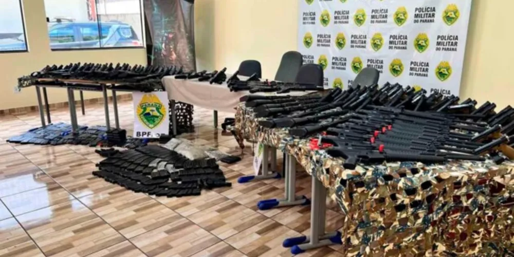 AÇÃO POLICIAL | A Polícia Militar do Paraná apreendeu 160 armas de fogo escondidas em dois caminhões, de origem paraguaia, que transportavam arroz, na PR-323. O volume apreendido é o maior já registrado em uma única ação pela corporação em todo o Estado. Confira os detalhes no Portal #aRede: