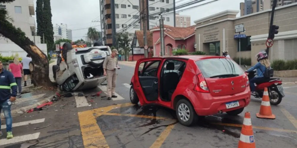 Pajero chegou a capotar e colidir contra uma árvore de calçada