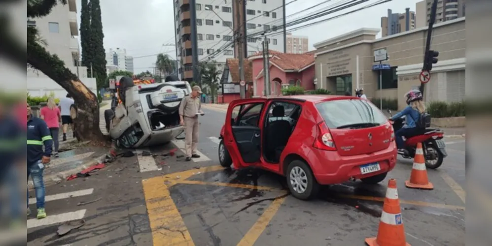 Pajero chegou a capotar e colidir contra uma árvore de calçada