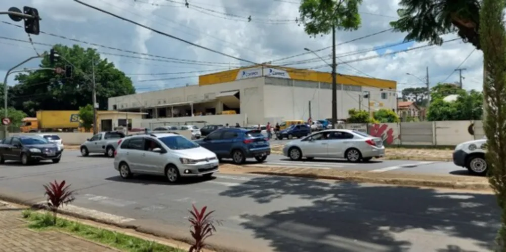 O tráfego de veículos segue complicado na região. Os motoristas devem redobrar a atenção