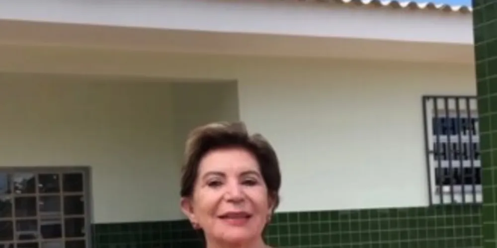 A prefeita Elizabeth Schmidt (PSD) em visita à Escola Professora Cristiane Levandowski.