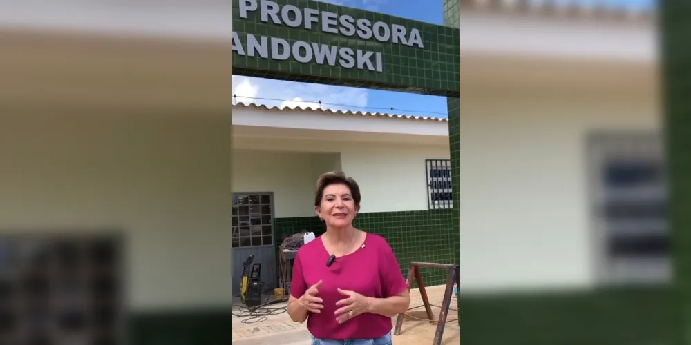 A prefeita Elizabeth Schmidt (PSD) em visita à Escola Professora Cristiane Levandowski.