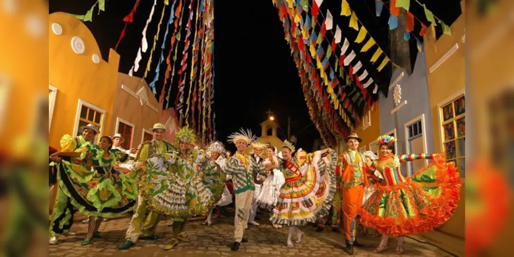 O Carnaval  é uma tradição trazida por colonizadores portugueses para o nosso país