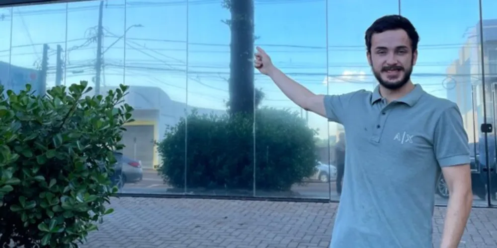 Filipe Chociai em frente à sede da Transitar.