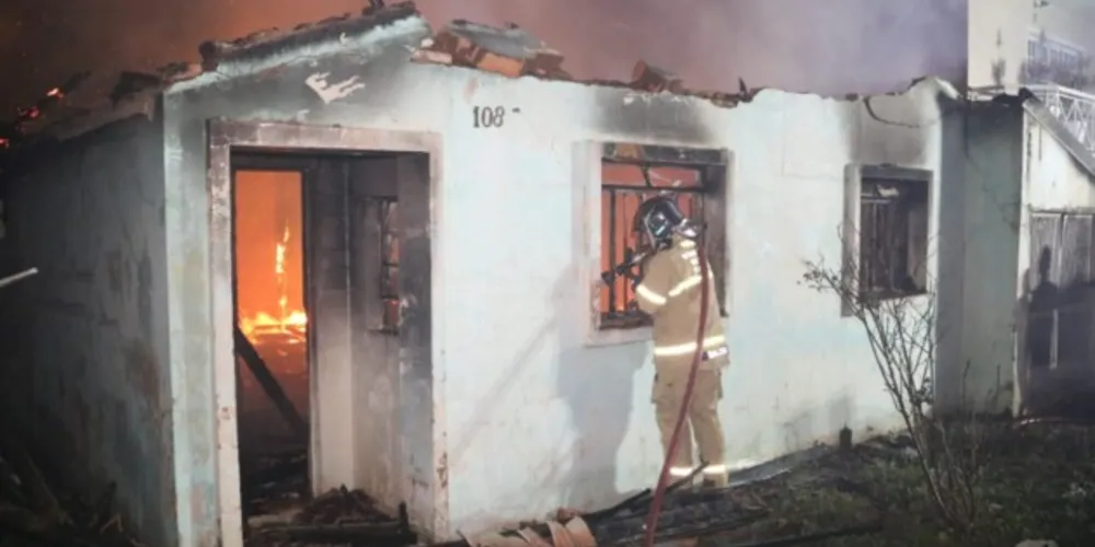 Por volta das 23 horas, equipes do Corpo de Bombeiros foram acionadas para combater as chamas