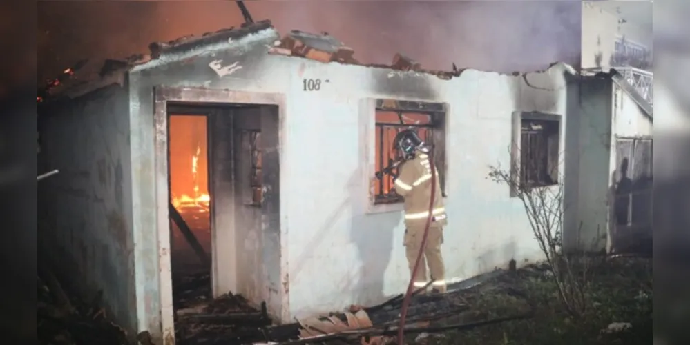 Por volta das 23 horas, equipes do Corpo de Bombeiros foram acionadas para combater as chamas