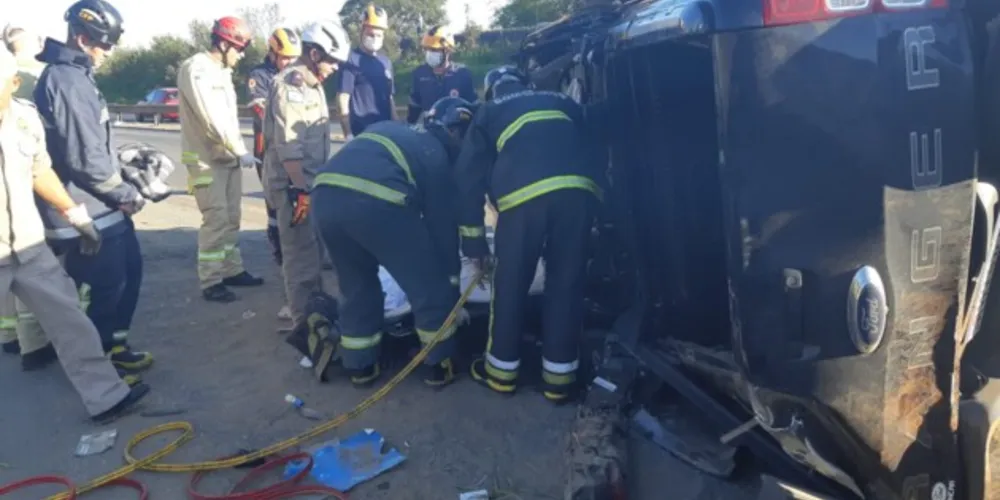 Na Souza Naves, uma das vítimas precisou ser retirada das ferragens