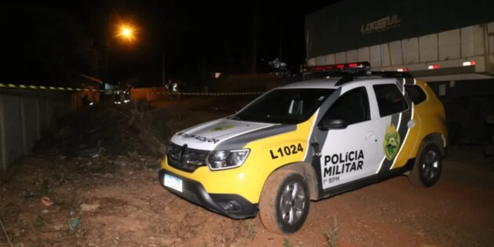 A vítima foi atingida por dois disparos de arma de fogo. Um deles atingiu uma das perdas, enquanto o outro perfurou a região da face