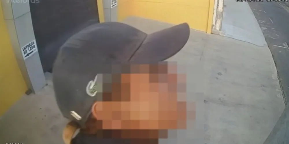 Homem foi flagrado por câmeras de segurança enquanto subia em um poste para furtar parte da fiação elétrica