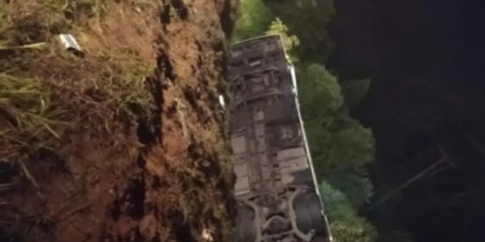 Ônibus tombou para fora da pista em Fernandes Pinheiro