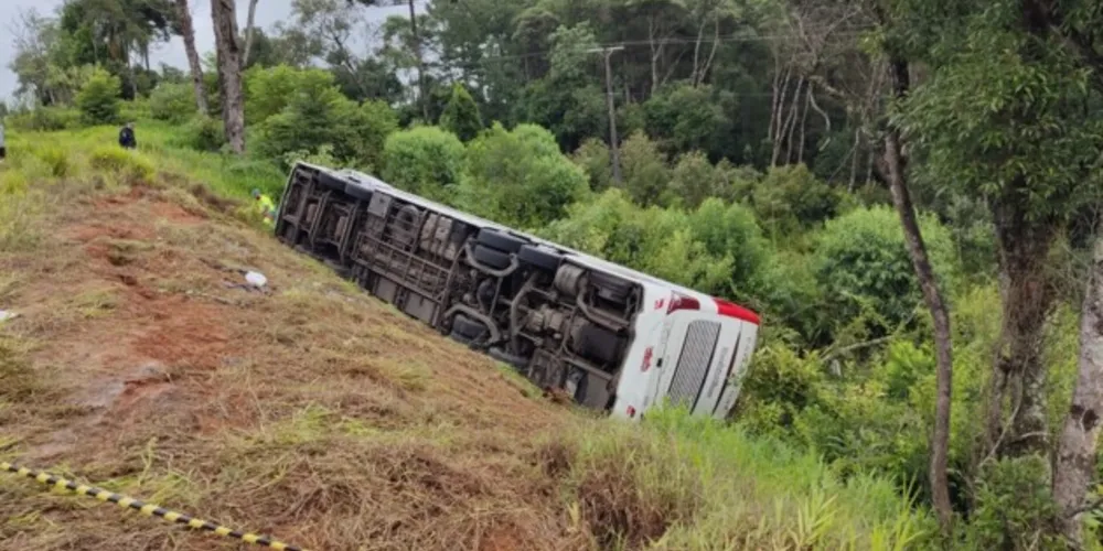 Ônibus tinha 54 passageiros e o motorista, que não se feriu